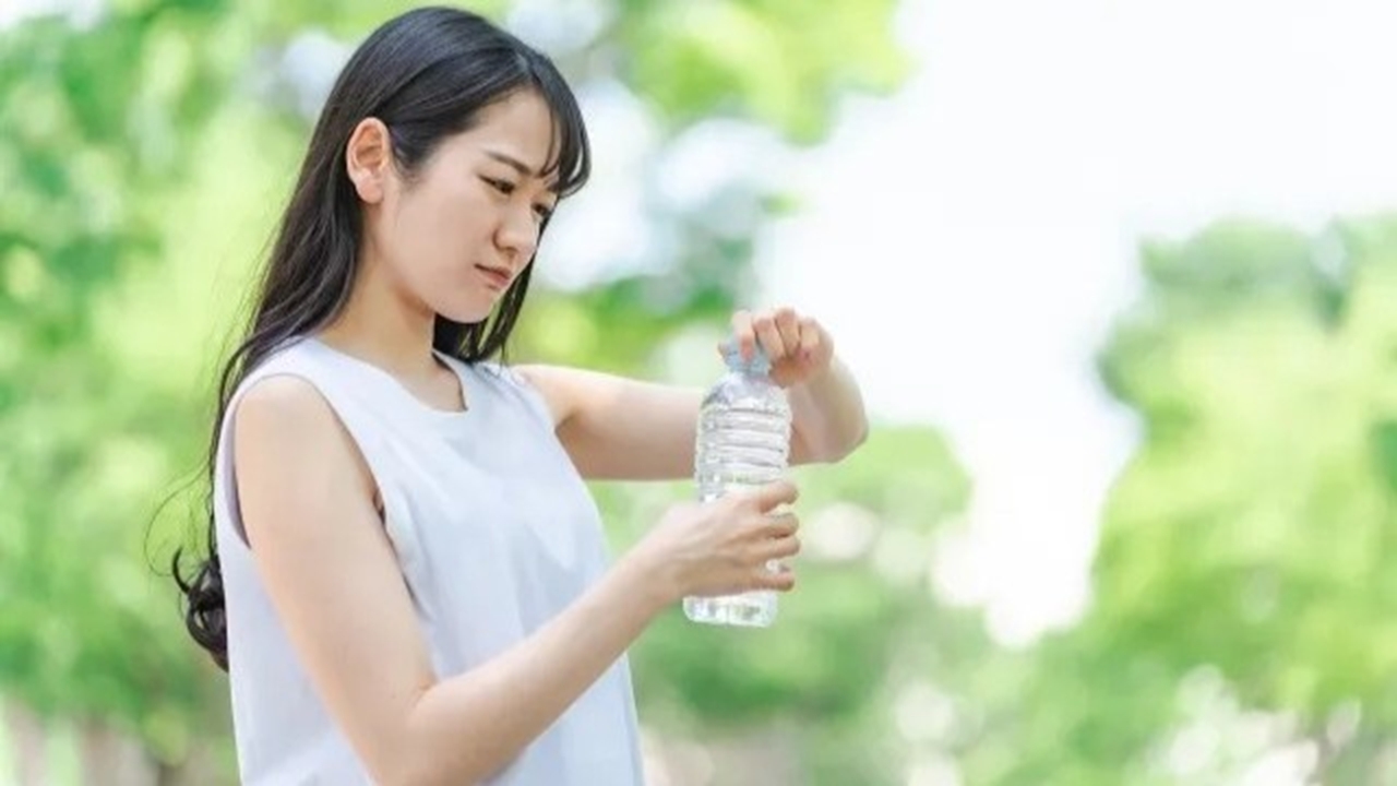 ばね指に悩む女性